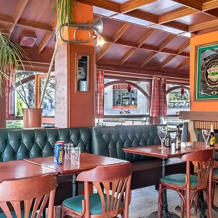 瓦雷布兰驰酒店